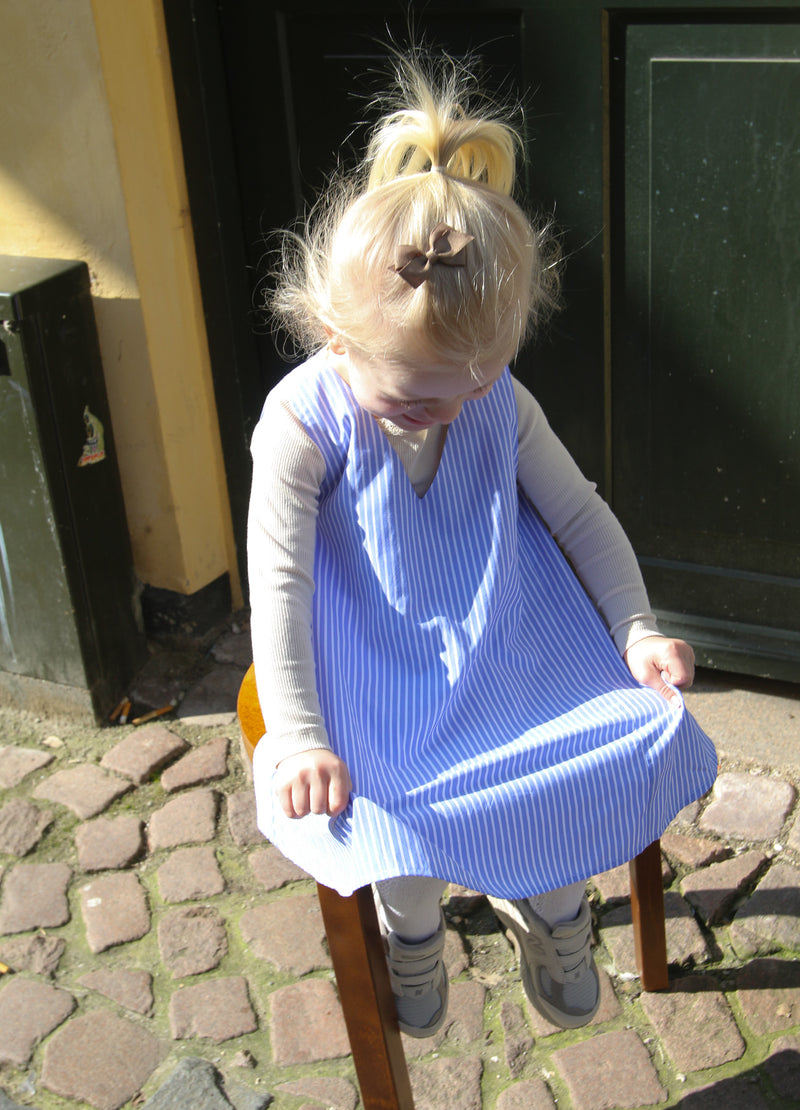 LILLE LÏST - Short SL V Neck Dress image 5